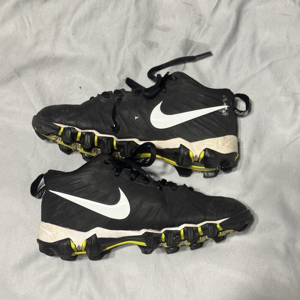 Black and White Cleats Youth Size 1 Used Good. No Rips Or Tears On The Shoe. - Picture 3 of 6
